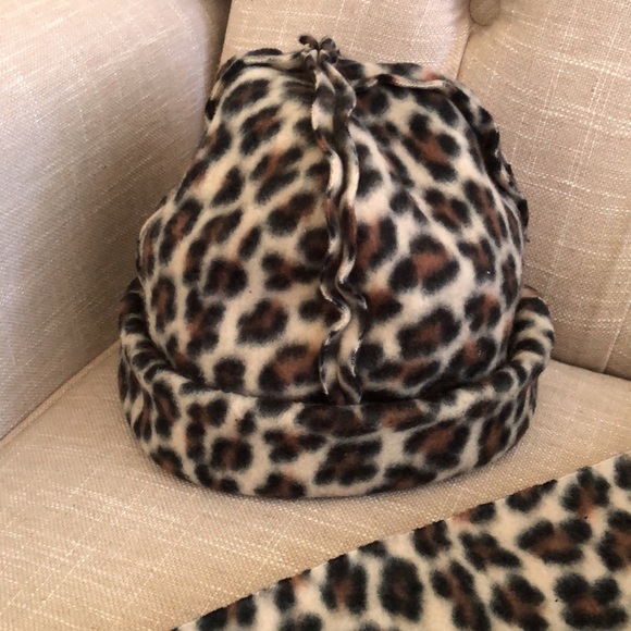 Girls matching leopard beanie and scarf. - Picture 2 of 4
